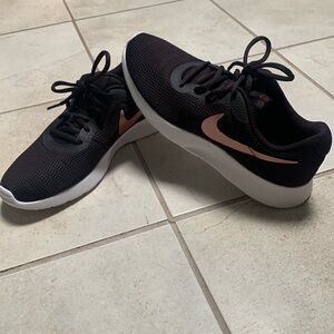 Nike Tanjun woman’s size 9